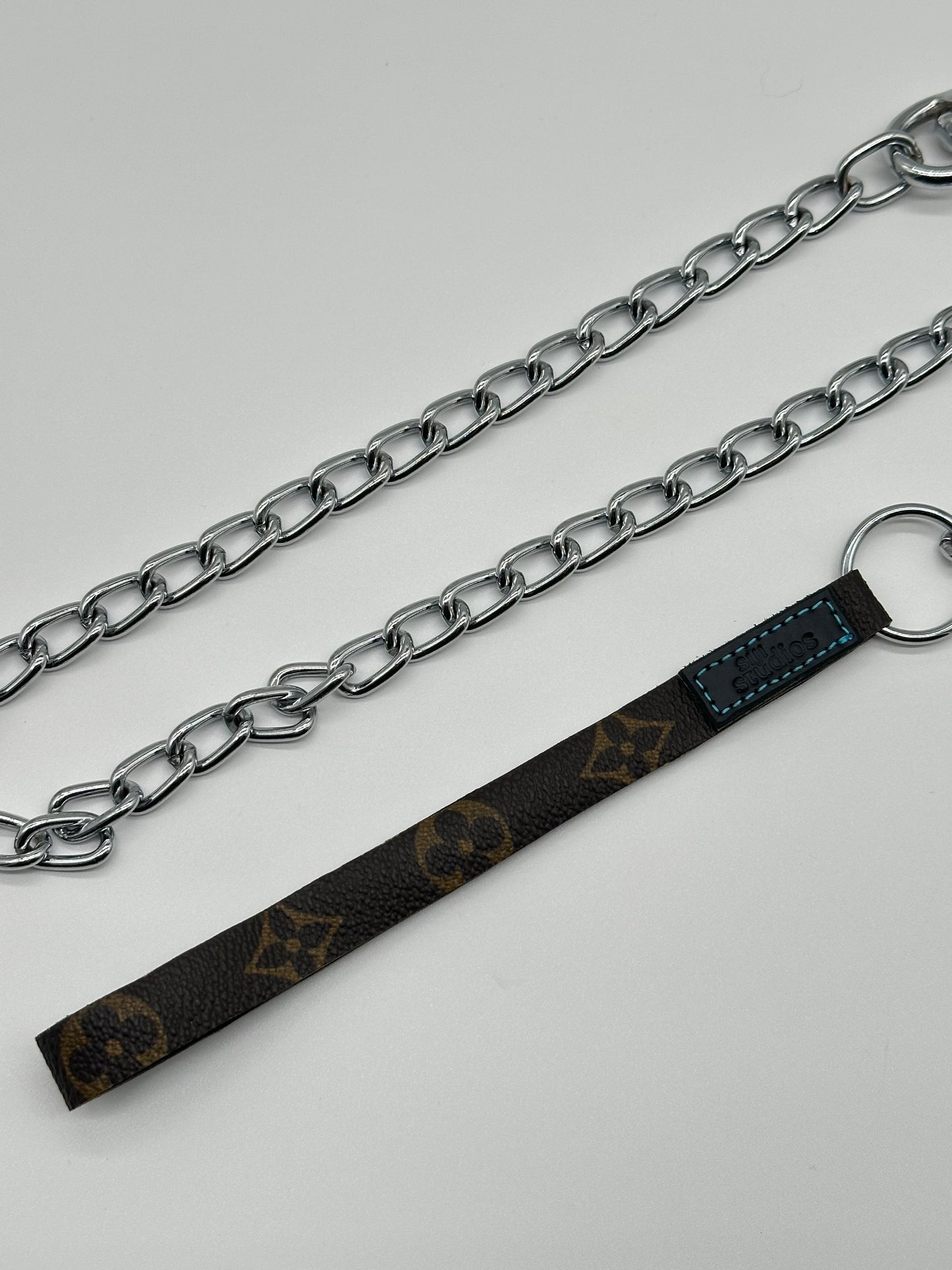 CHAIN DOG LEASH "LV"